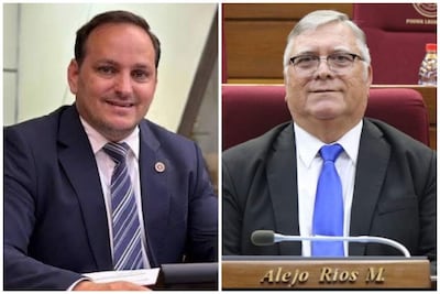 Alejo Ríos con corbata de rayas sonríe mientras Sebastián Remesoswski, con gafas y corbata azul, observa en un ambiente formal.