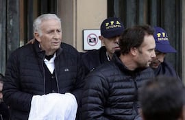 Hugo Jinkis (a la izquierda) y Mariano Jinkis se entregaron en Argentina en 2015, pero un juez de ese país bloqueó su extradición.