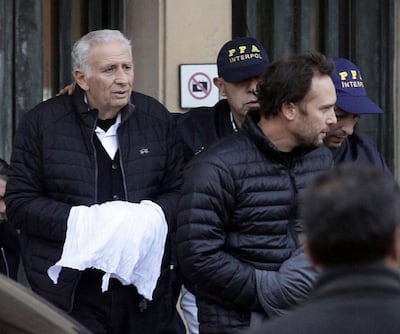 Hugo Jinkis (a la izquierda) y Mariano Jinkis se entregaron en Argentina en 2015, pero un juez de ese país bloqueó su extradición.