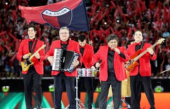 El grupo santafesino Los Palmeras cautivó al público durante su presentación en la final de la Copa Sudamericana, en Asunción.