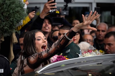Dara llegó a Sofía, Bulgaria, en medio de la euforia del público tras su victoria en el festival Eurovisión.