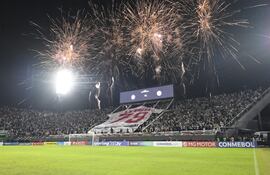 El espectacular recibimiento de la hinchada de Olimpia, previo al duelo ante Audax Italiano, en el cierre del Grupo G de la Copa Sudamericana 2026.
