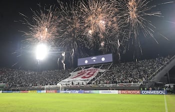 El espectacular recibimiento de la hinchada de Olimpia, previo al duelo ante Audax Italiano, en el cierre del Grupo G de la Copa Sudamericana 2026.