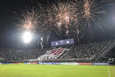 El espectacular recibimiento de la hinchada de Olimpia, previo al duelo ante Audax Italiano, en el cierre del Grupo G de la Copa Sudamericana 2026.