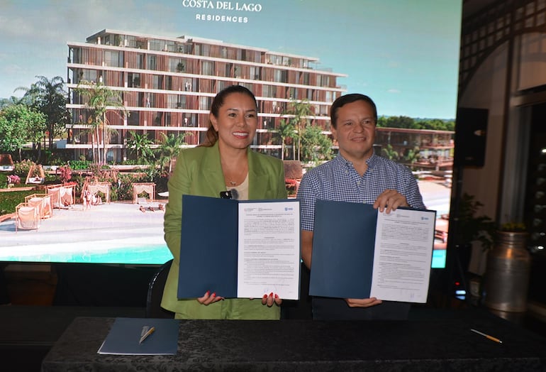 La ministra de la Senatur, Angie Duarte, y el empresario Ernesto Figueredo tras formalizar la firma del convenio de cooperación.