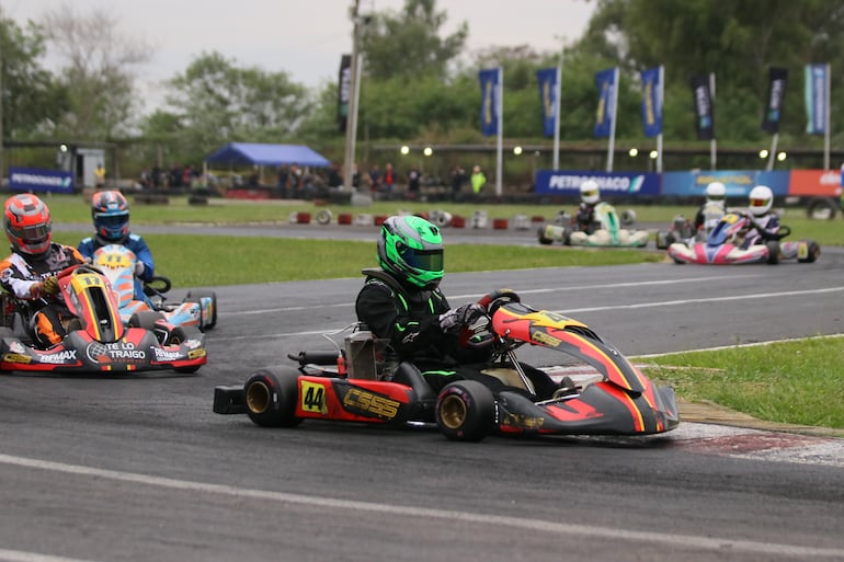 Derlis Núñez (44) batalló hasta el final y se adjudicó el triunfo en la Rotax Senior Max.
