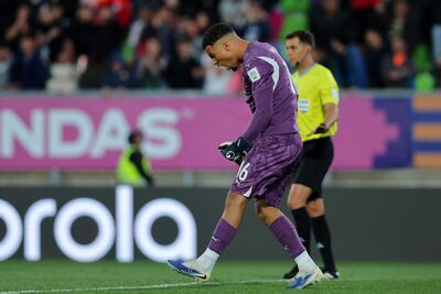 El portero de Marruecos, Abdelhakim Mesbahi, celebra tras atajar el penal decisivo y asegurar la victoria en la tanda de penales durante el partido de fútbol de la semifinal de la Copa Mundial Sub-20 de la FIFA 2025 entre Marruecos y Francia en el Estadio Elías Figueroa en Valparaíso, Chile.