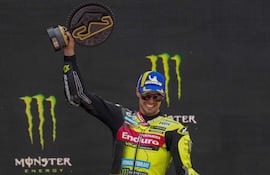 El piloto italiano de MotoGP Fabio di Giannantonio (VR46 Racing Team) celebra su victoria en el podio tras la carrera del Gran Premio de Cataluña.