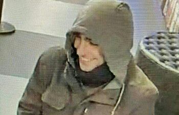 Esta imagen publicada por el Departamento de Policía de Nueva York (NYPD) a través de X (anteriormente Twitter) el 5 de diciembre de 2024 muestra al individuo buscado en relación con el tiroteo contra el director ejecutivo de UnitedHealthcare, Brian Thompson.