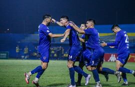 Grito de gol del zaguero central Ángel Arce, quien celebra el único tanto del encuentro junto al máximo referente del "León", Santiago Salcedo. (Foto: @IntermediaAPF)