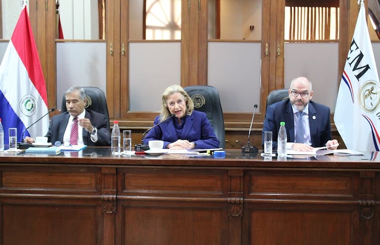 El ministro de la Corte, Manuel Ramírez, la vicepresidenta 1° del JEM Alicia Pucheta y el consejero Enrique Berni, durante la sesión del órgano juzgador de magistrados, fiscales y defensores públicos.