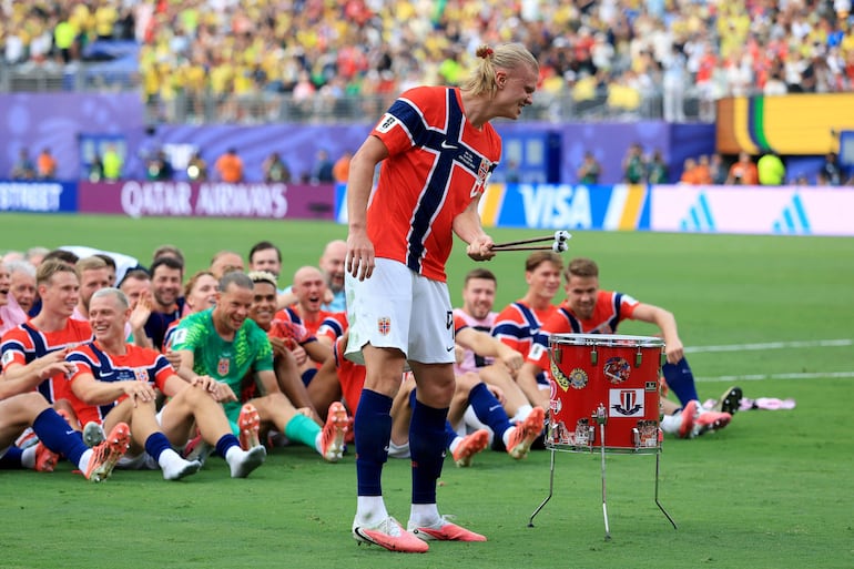 Erling Haaland de Noruega lidera a sus compañeros de equipo en el "Viking Row" para celebrar la victoria por 2-1 durante el partido de los octavos de final de la Copa Mundial de la FIFA 2026 entre Brasil y Noruega en el New York New Jersey Stadium, en East Rutherford, Nueva Jersey.