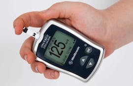 Fotografía cedida por el Instituto de Ciencias Agrícolas y Alimentarias de la Universidad de Florida (UF/IFAS) de un dispositivo para el monitoreo de la diabetes. Científicos descubrieron que es posible detectar signos tempranos de diabetes tipo 1 en la sangre del cordón umbilical, informó este miércoles la UF.