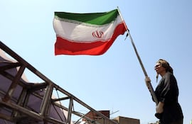 Una mujer con una bandera iraní en Teherán, Irán.