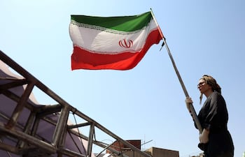 Una mujer con una bandera iraní en Teherán, Irán.