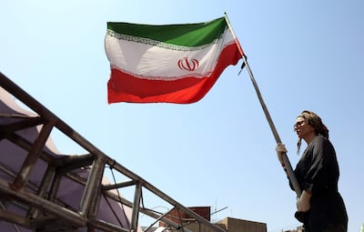 Una mujer con una bandera iraní en Teherán, Irán.