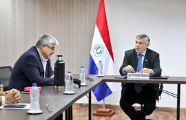 Miguel Ortigoza y el ministro de Educación, Luis Ramírez, en reunión, el 9 de setiembre.