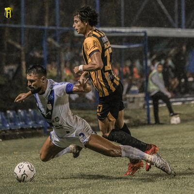 La presión de Adrián Alcaraz sobre el experimentado zaguero Juan Patiño. (Foto: @ClubGuarani)