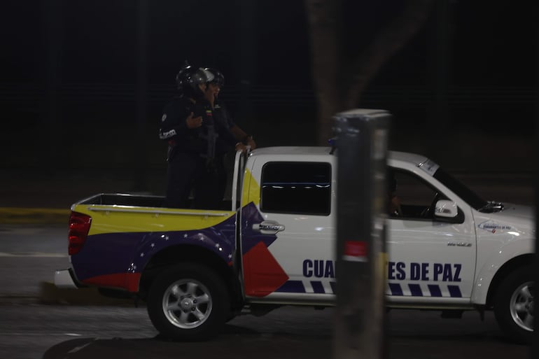 Varias detonaciones y explosiones en la madrugada de este sábado en la base militar de La Carlota, en unos momentos en que Venezuela ha denunciado "amenazas" del Gobierno del presidente de Estados Unidos, Donald Trump, por el despliegue militar en el Caribe y las advertencias de ataques terrestres.