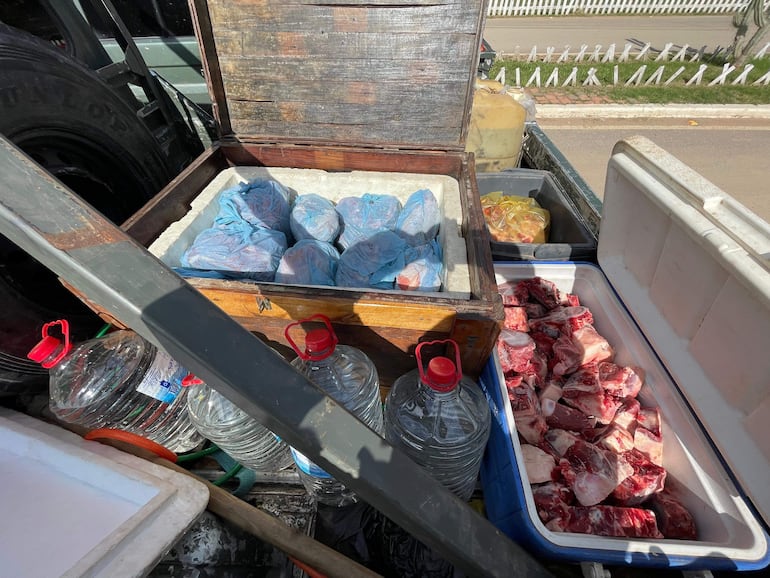 Envían comida y agua a camioneros varados por mal estado de caminos en el Chaco