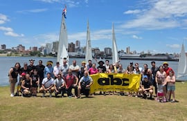 Al borde de la Bahía de Asunción posan los colaboradores de ABC en una jornada de aprendizaje y camaradería. Compartieron un día de navegación y naturaleza en el Club Nacional de Regatas El Mbiguá.