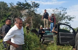 El fiscal Ysaac Ferreia observa la zona, donde se llevó a cabo el operativo antidrogas, en el distrito de Juan de Mena.