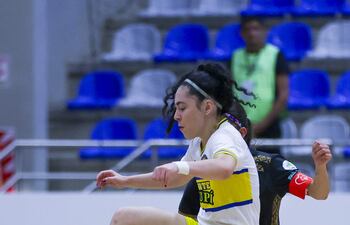 La paraguaya Tamara Luján Aquino (20 años), autora de uno de los goles de Colonial, domina el balón.