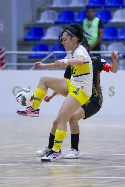 La paraguaya Tamara Luján Aquino (20 años), autora de uno de los goles de Colonial, domina el balón.