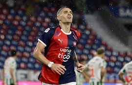 El argentino Pablo Vegetti, futbolista de Cerro Porteño, celebra un gol en el partido frente a Rubio Ñu por la fecha 11 del torneo Clausura 2026 de la Primera División de Paraguay en el estadio La Nueva Olla, en Asunción, Paraguay.