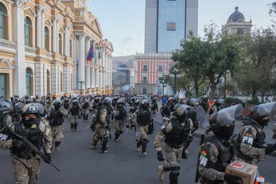 Militares se retiran de la sede del Gobierno de Bolivia este miércoles en La Paz (Bolivia).