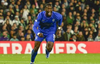 Sevilla, 14/12/2023.- El delantero senegalés del Rangers FC, Abdallah Sima, celebra el primer gol del equipo escocés durante el encuentro correspondiente a la fase de grupos de la Liga Europa que disputan hoy jueves Betis y Rangers en el estadio Benito Villamarín, en Sevilla. EFE/Raúl Caro.