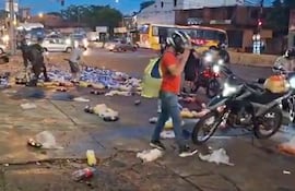 Un camión repartidor de bebidas volcó y ciudadanos que pasaban hurtaron su mercadería.