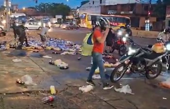 Un camión repartidor de bebidas volcó y ciudadanos que pasaban hurtaron su mercadería.