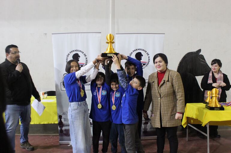 Equipo campeón de la categoría Cadete, el Liceo Francés Marcel Pagnol de Asunción.