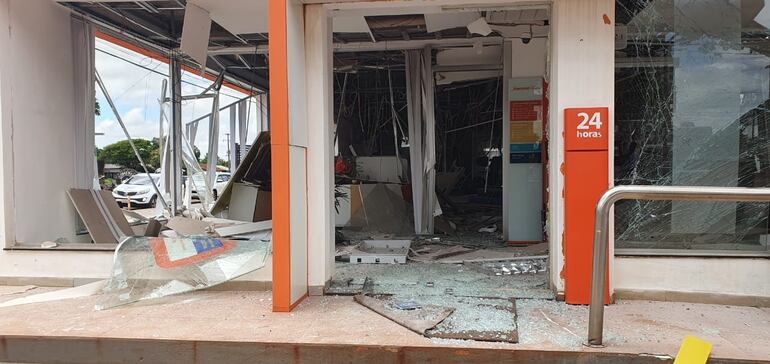 Delincuentes explosionaron la sede del banco Itaú en Katueté, departamento de Canindeyú.