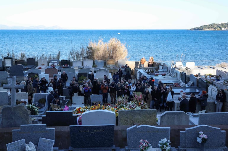 La tumba de Bardot en el cementerio marino, con una vista del mar Mediterráneo de fondo en Saint-Tropez, sureste de Francia. (Valery HACHE / AFP)