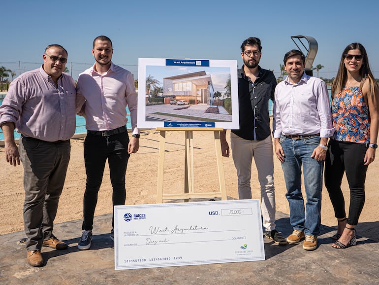 Representantes del estudio W.act Arquitectura recibieron 10 mil dólares de premio, que fueron otorgados por Raíces Real Estate.