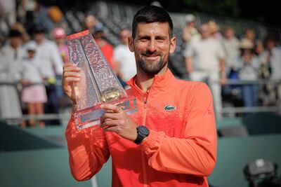 Nole festeja y sonríe con su título 100 en Ginebra antes de partir a Roland Garros.