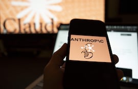 Fotografía de archivo fechada el 12 de marzo de 2026 que muestra una persona sosteniendo un teléfono con el logotipo compañía Anthropic en Nueva York (Estados Unidos).