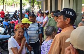 Los nuevos beneficiarios del programa adultos mayores podrán cobrar hoy en las ventanillas del BNF, según anunció el Ministerio de Desarrollo Social.
