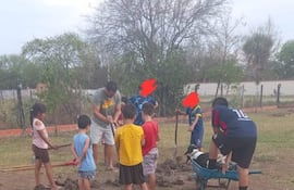 Tristeza de los niños al despedir a la mascota, victima de maltrato animal