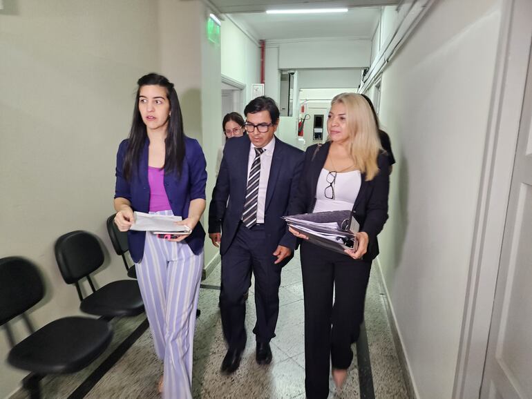 El fiscal Néstor Coronel, se retira de la Caja Central del IPS, con documentación que será analizada por el Ministerio Público. 