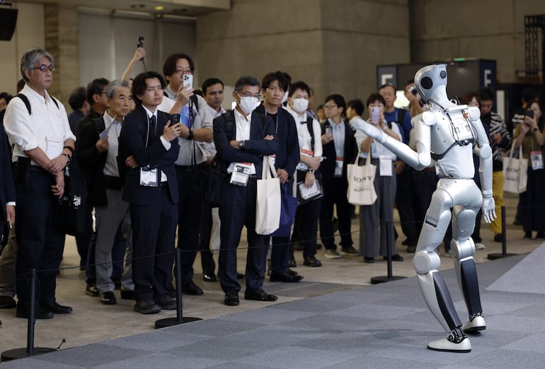 Visitantes observan a un robot Luna en plena demostración en el estand de LimX Dynamics, una empresa china de inteligencia artificial y robótica, durante la CEATEC 2026 (Exposición Combinada de Tecnologías Avanzadas), en Chiba, cerca de Tokio, Japón, el 13 de octubre de 2026.