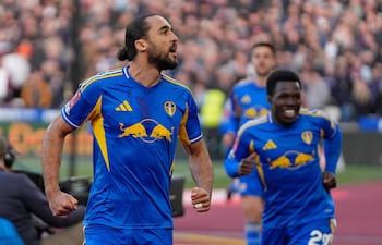 El delantero inglés del Leeds United, Dominic Calvert-Lewin (izq.), número 09, celebra tras marcar el segundo gol de penalti durante el partido de cuartos de final de la FA Cup inglesa entre el West Ham United y el Leeds United en el London Stadium, al este de Londres, el 5 de abril de 2026. (Foto de CARLOS JASSO / AFP) /