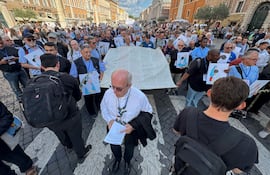Unos 200 sacerdotes marchan ante el Vaticano contra el “genocidio” en Gaza
