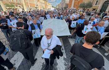Unos 200 sacerdotes marchan ante el Vaticano contra el “genocidio” en Gaza