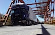 Camiones varados en el paso fronterizo entre Falcón y Clorinda.