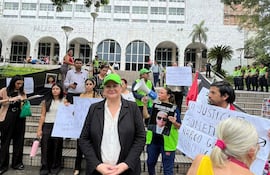 María Ester Roa (centro) en la manifestación del pasado martes frente al Palacio de Justicia.