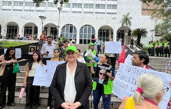 María Ester Roa (centro) en la manifestación del pasado martes frente al Palacio de Justicia.