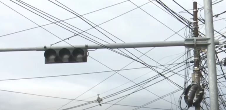 Semáforo caído en rotonda de San Martín, España y Aviadores del Chaco